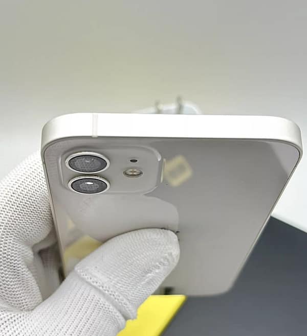 iPhone 12 White Front View Apple iPhone 12 128GB White Front View – Tested, Pre-owned
